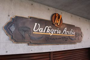 車コーティングショップのエイジング塗装の看板